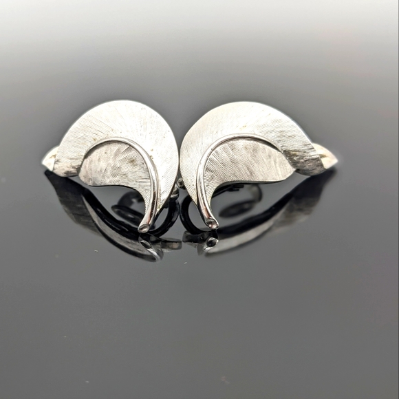 Trifari Swirl Leaf Clip On Earrings Silver Tone Vintage Fine Line Brushed - Picture 1 of 7